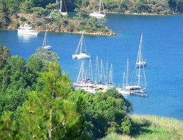 aan steiger van een restaurant in een Turkse baai