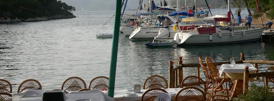 afgemeerd in Turkse baai