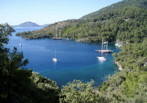 mooie baai met schepen in Turkije