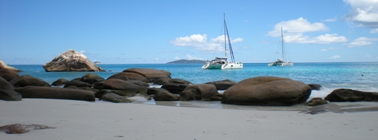 Uitzicht op strand in de Seychellen