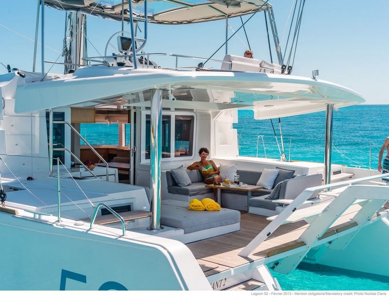 luxe catamaran relaxen in cockpit