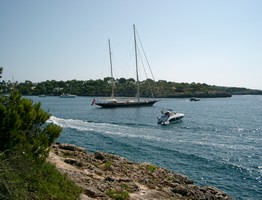 Mooi jacht voor anker in Spanje