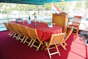 gulet Kroatie dining area